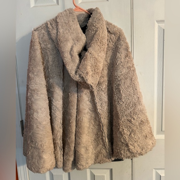 ABOMINABLE SNOWBABE PONCHO - Picture 4 of 4